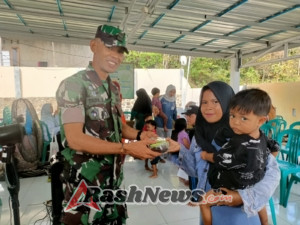 Babinsa Koramil 1628-01/Taliwang Kawal Pelayanan Posyandu di Brang Ene