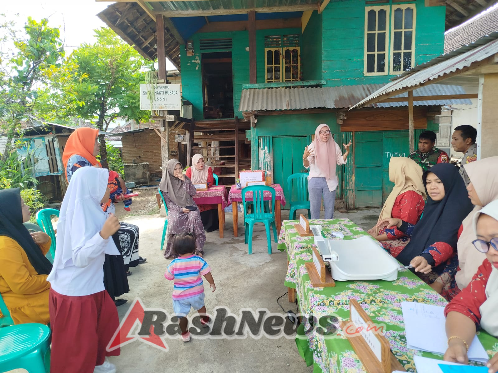 Babinsa Koramil 1628-01/Taliwang Turun Langsung ke Masyarakat dalam Kegiatan Jemput Target Posyandu