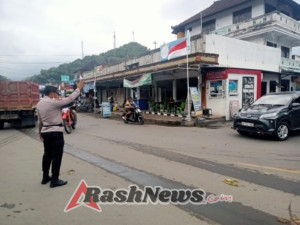 Cegah Kemacetan, Personel Polsek Lakukan Pengaturan Lalu Lintas Pagi