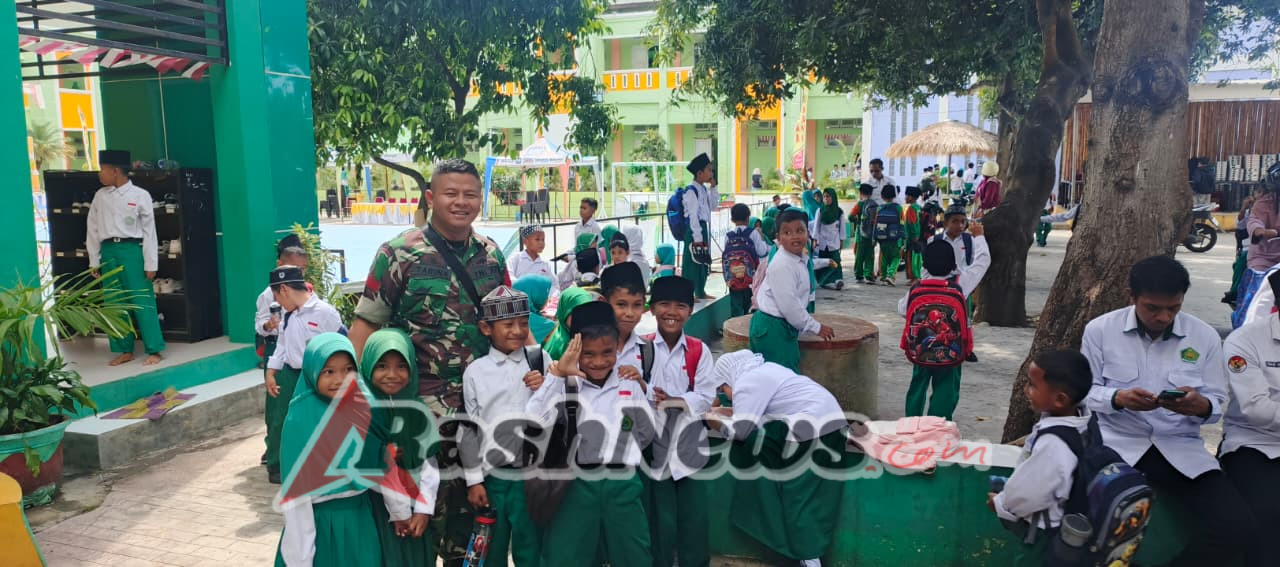 Babinsa Kodim 1602/Ende Ajak Pelajar MIN 1 Ende Menjadi Sahabat TNI dan Warga Peduli Lingkungan