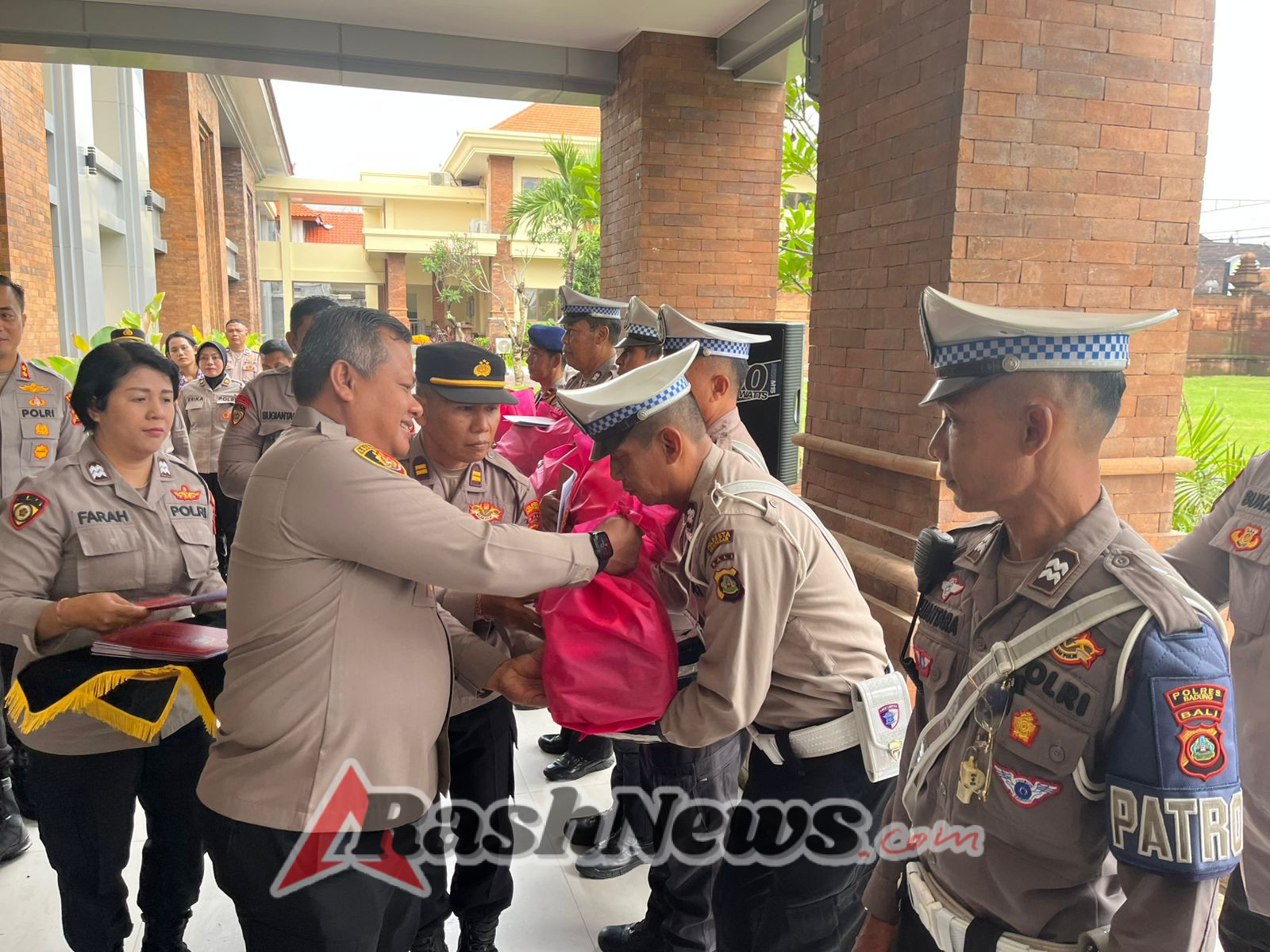 Sinergi dan Empati, Kapolres Badung Hadiri Penyerahan Bantuan untuk PNPP Terdampak Banjir