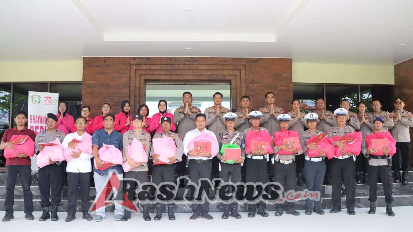 Kapolres Jajaran Polda Bali Serahkan Tali Asih kepada Personel Terdampak Banjir