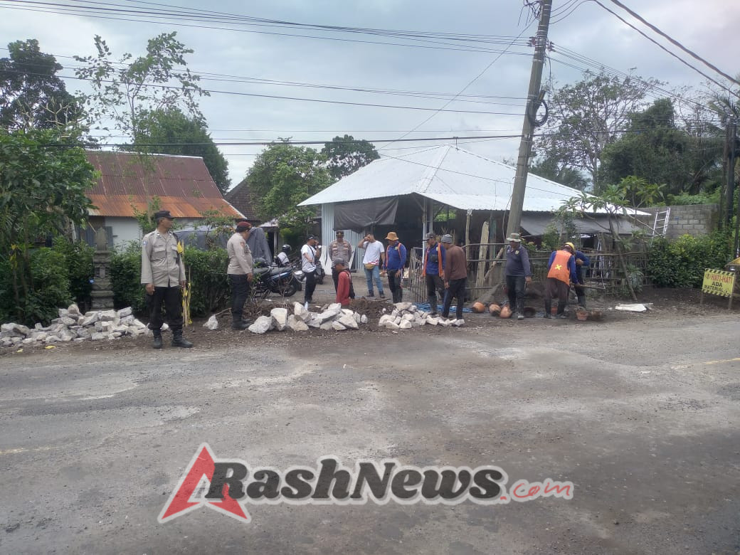 Personil polsek Selemadeg Barat pengamanan perbaikan gorong-gorong jln Dps-Gilimanuk desa Antosari