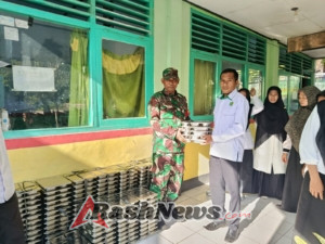 Kegiatan Makan Bergizi di Madapangga Berjalan Lancar dengan Dukungan Personil Koramil