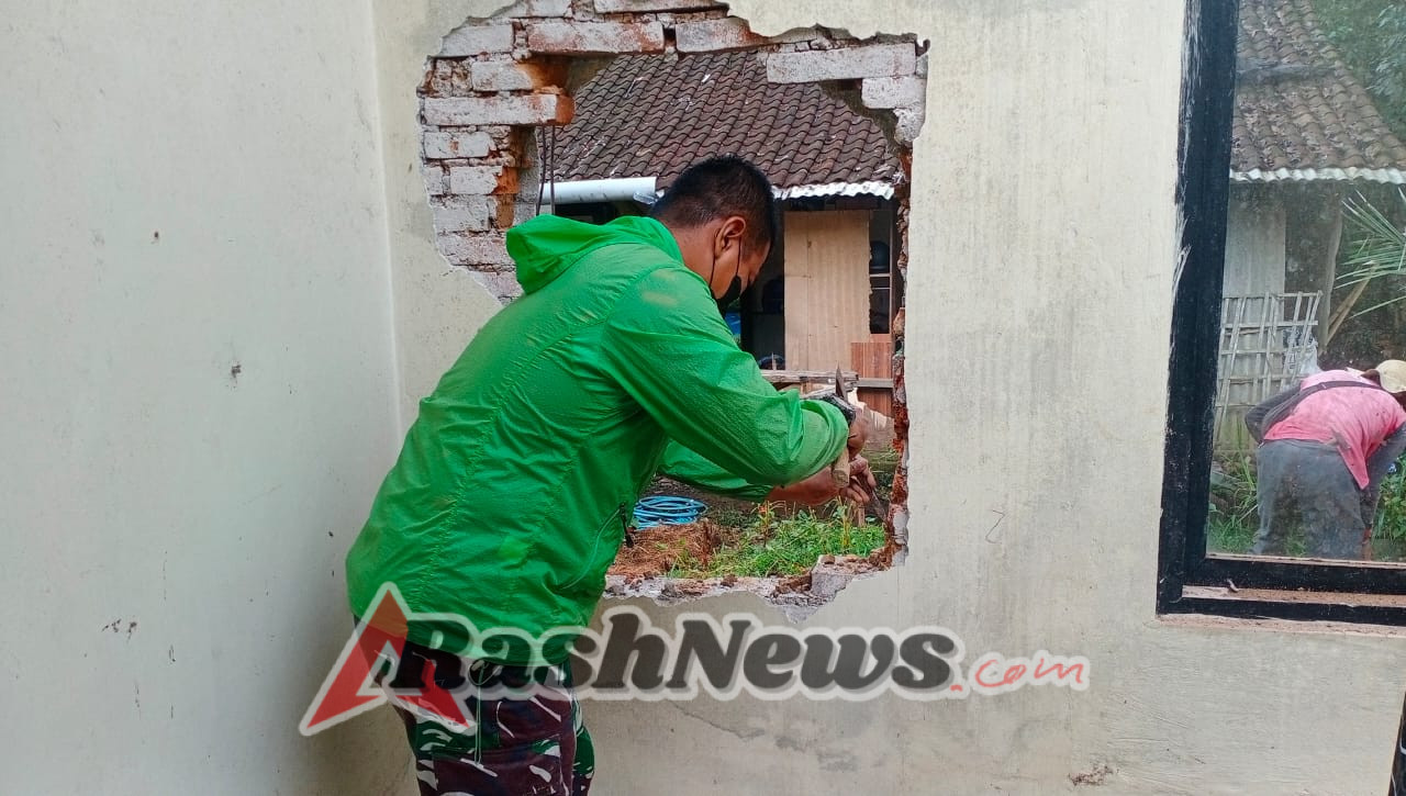 Babinsa Desa Bongkasa Pertiwi Dampingi Pengosongan dan Pergeseran Barang Rumah Warga dalam Program RTLH HUT TNI ke-80