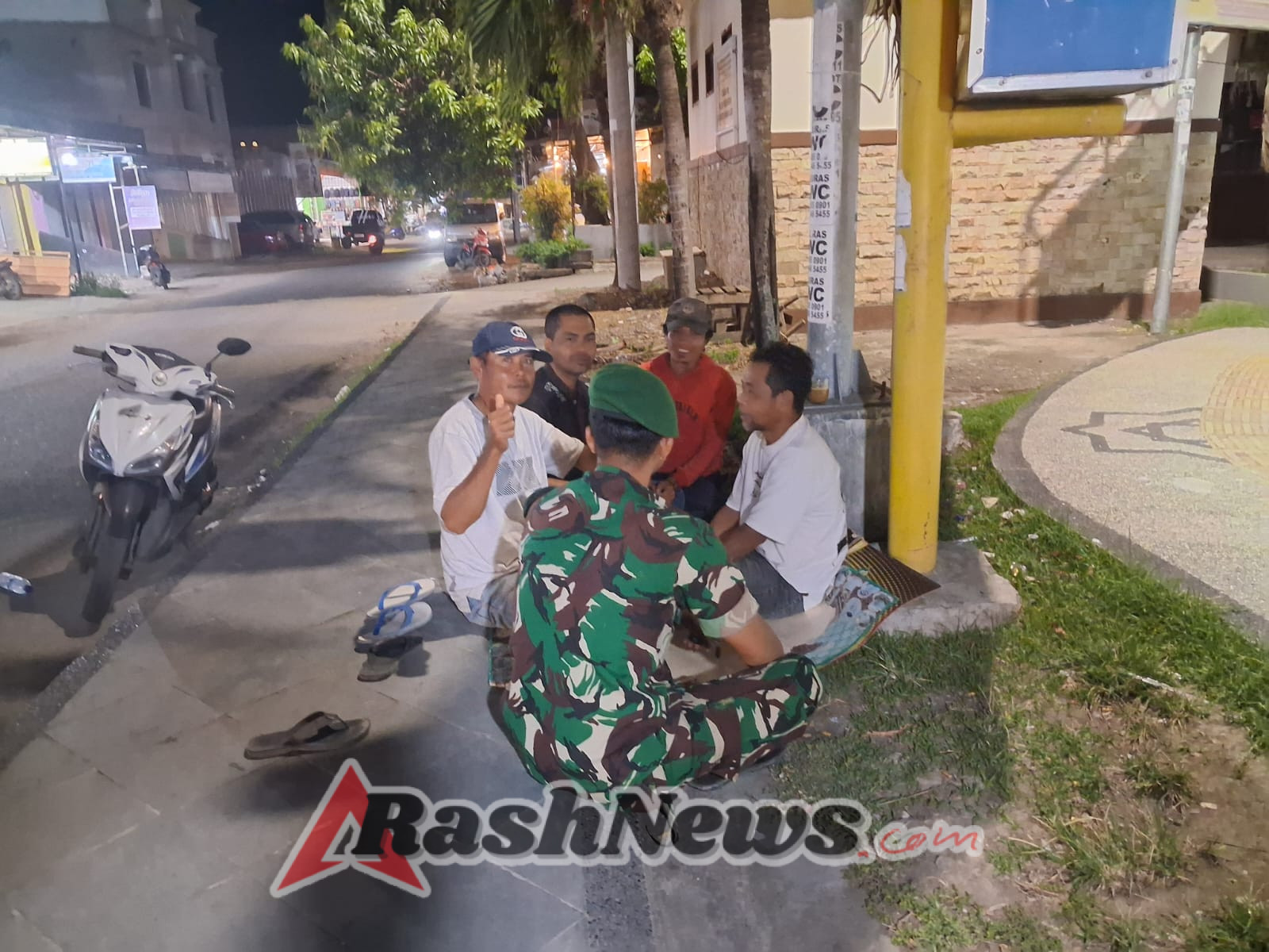 Patroli Malam Babinsa Taliwang Wujud Nyata TNI Hadir di Tengah Rakyat