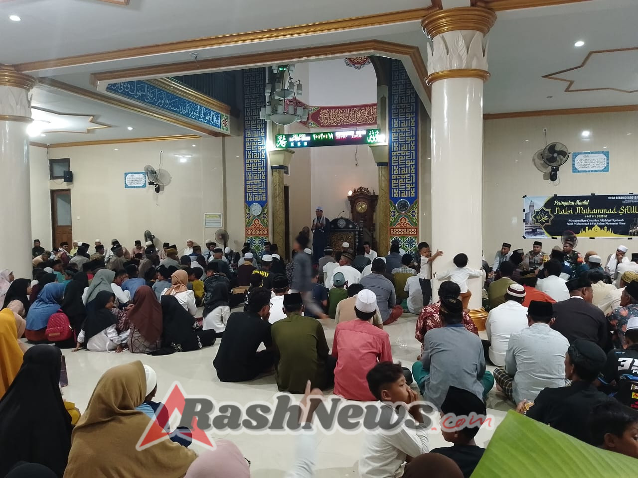 Babinsa Sekongkang Bawah Jadi Perekat Kebersamaan dalam Peringatan Maulid Nabi