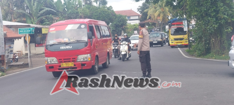Wujudkan Kehadiran Polri, Personel Polsek Abiansemal Laksanakan Gatur Lalin Sore Hari