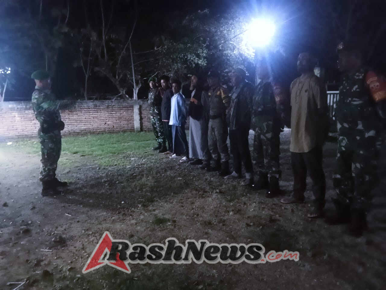 Serka Saharullah Pimpin Patroli Babinsa Bersama Tokoh Lokal di Monta Selatan