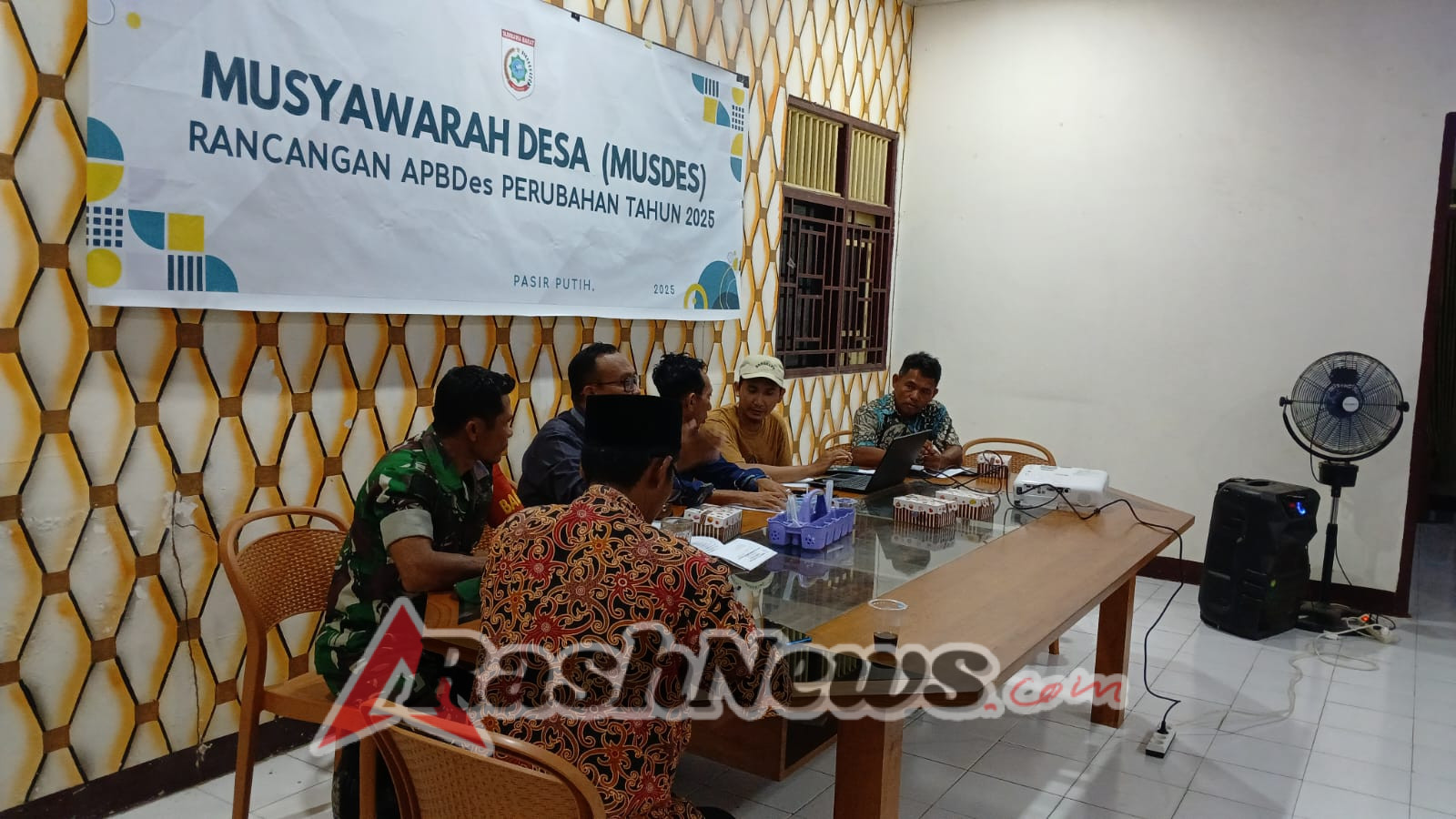 Sinergi Babinsa dan Pemerintah Desa Pasir Putih dalam Musdes Rancangan APBDes Perubahan 2025