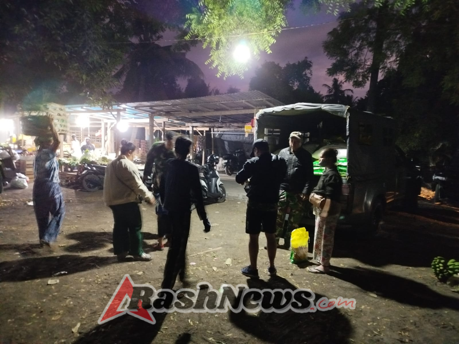 Pelihara stabilitas harga pangan, Babinsa Koramil 1623-08/Kubu laksanakan penjualan beras SPHP dalam rangka HUT TNI ke-80.