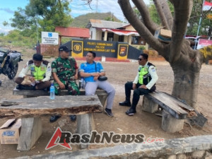 Babinsa Aktif Dampingi Masyarakat, Pelabuhan Poto Tano Berjalan Kondusif