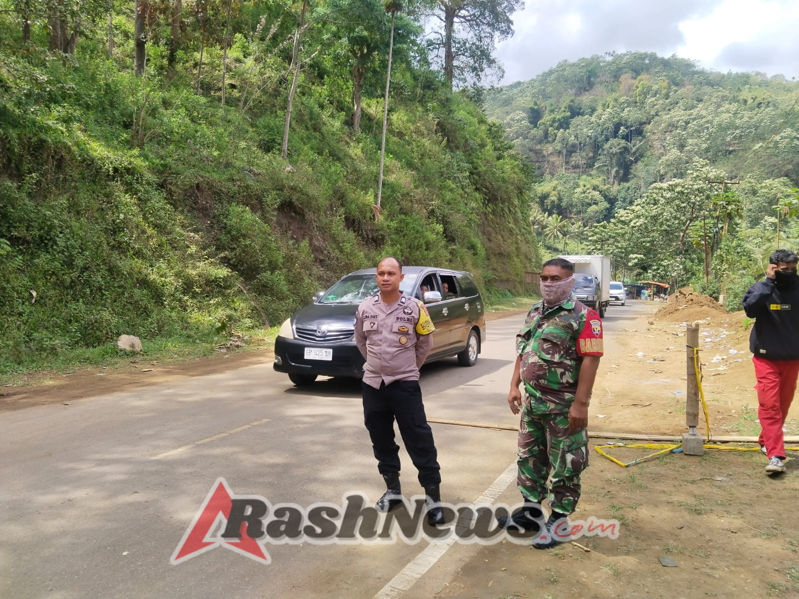 Respons Keluhan Warga, Babinsa Hadir di Tengah Antrian Jalan Trans Ende–Maumere