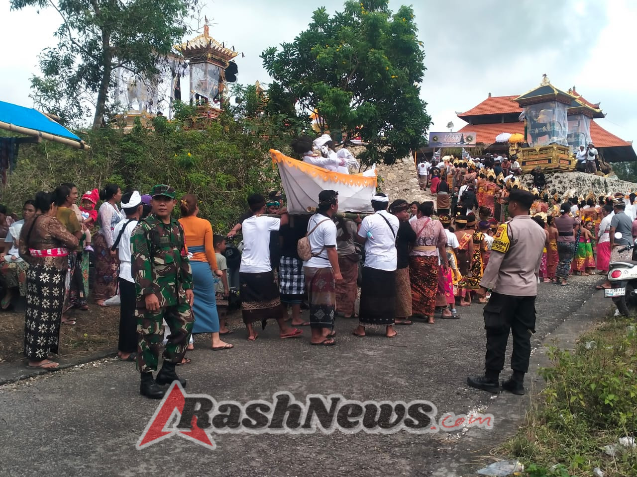 Kawal Tradisi Mepeed, Upaya Babinsa Koramil Nusa Penida Tingkatkan Kebersamaan,