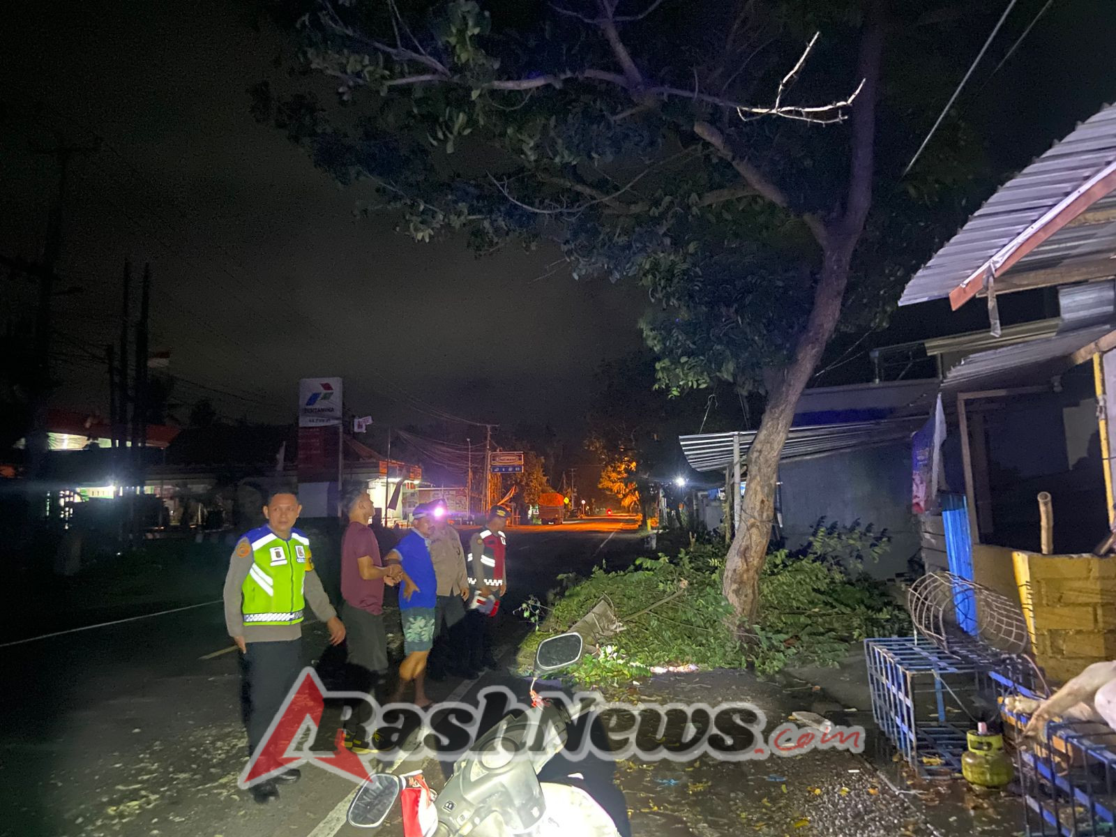 Di Tengah Malam, Personil Polsek Manggis Respon Cepat Laporan Masyarakat Tentang Dahan Pohon Patah Dan Menutupi Badan Jalan.