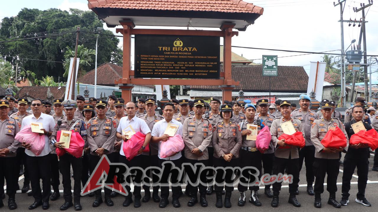 Kepedulian Tanpa Batas, Wakapolres Badung Pimpin Penyerahan Bantuan Untuk Anggota yang Terdampak Banjir