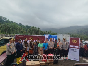 Dandim 1625/Ngada Hadir Dampingi Kapolda NTT dan Kakor Bimas Polri Serahkan Bantuan untuk Korban Banjir Nagekeo