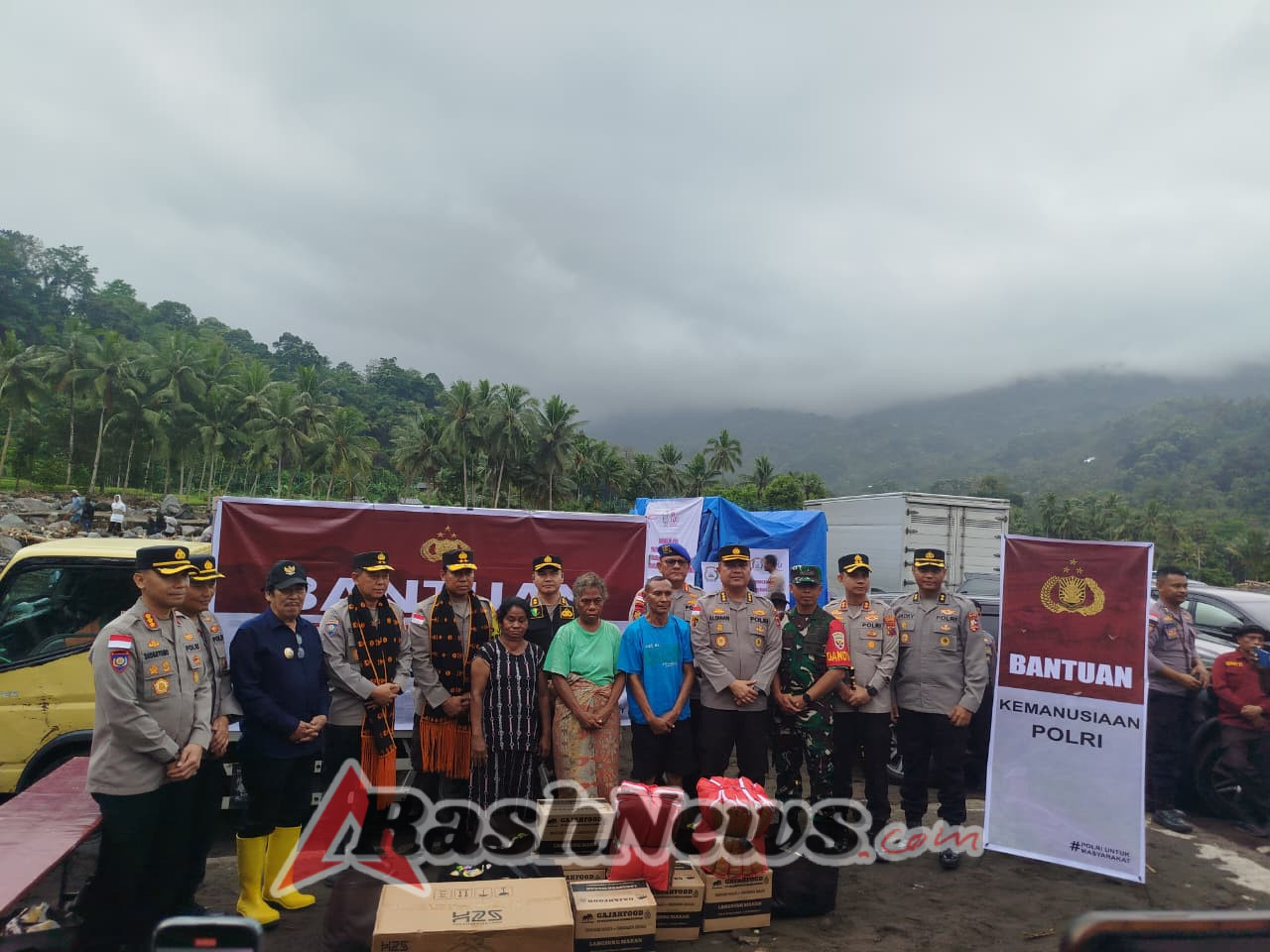 Dandim 1625/Ngada Hadir Dampingi Kapolda NTT dan Kakor Bimas Polri Serahkan Bantuan untuk Korban Banjir Nagekeo