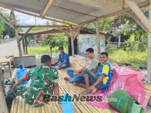 Babinsa Serka Piter Kase Dengarkan Aspirasi Warga Kombendaru dalam Giat Komsos