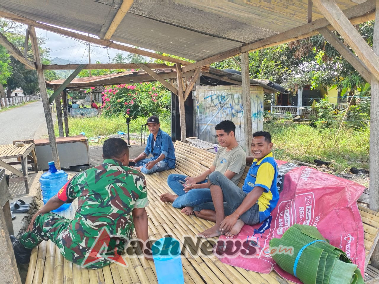 Babinsa Serka Piter Kase Dengarkan Aspirasi Warga Kombendaru dalam Giat Komsos