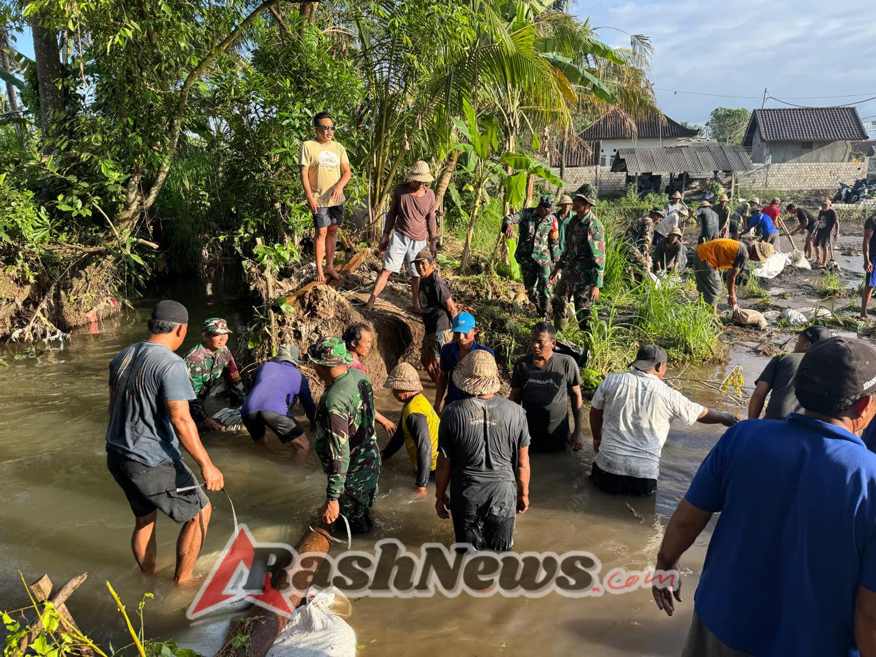 Gotong Royong Perbaiki Irigasi, Danramil Blahbatuh Tekankan Pentingnya Kebersamaan