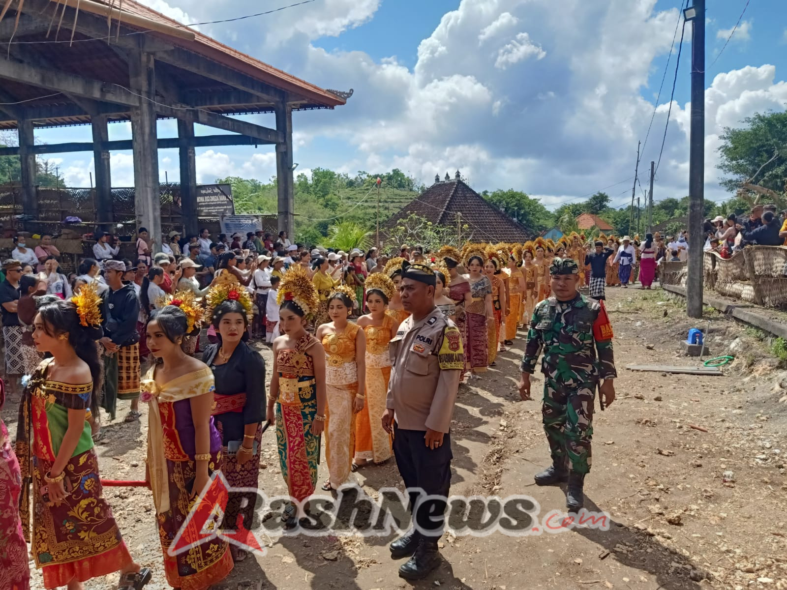 Tradisi Mepeed, Babinsa Kutampi Tegaskan Wujud Kuatnya Kebersamaan Di Dusun Jurungaya