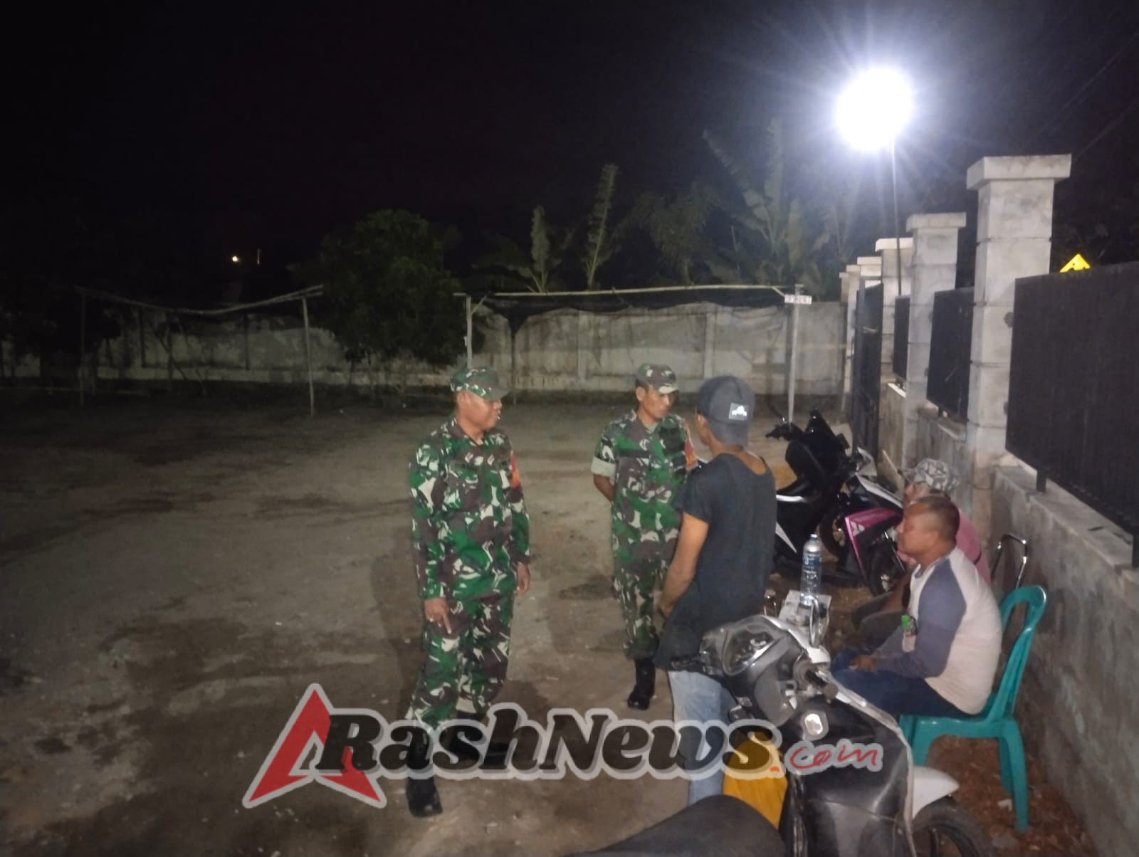 ‎Babinsa Pijot Utara dan Montong Belae Gelar Patroli Malam Bersama Warga di Keruak