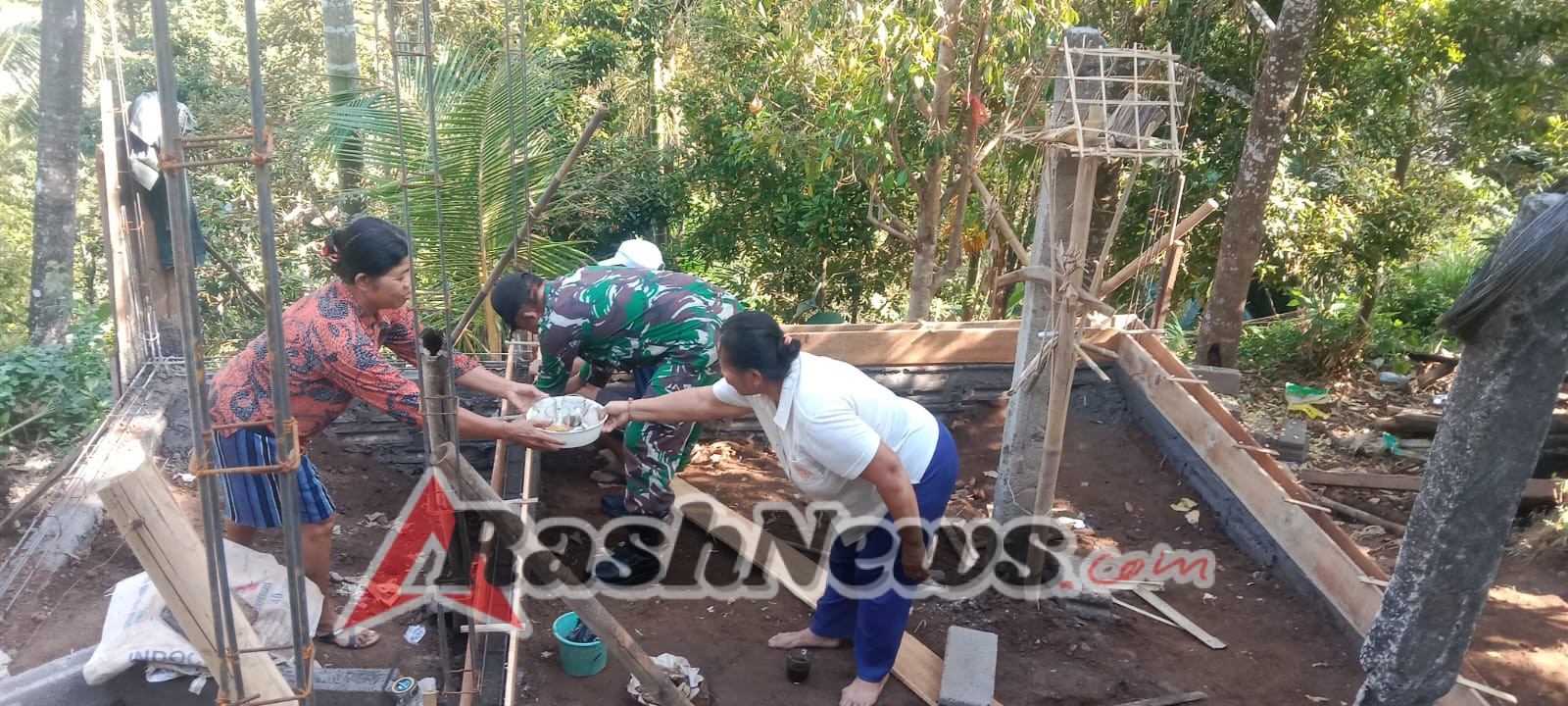 Sinergi TNI dan Warga Sukasada: Bedah Rumah Tidak Layak Huni Wujudkan Kepedulian Sosial