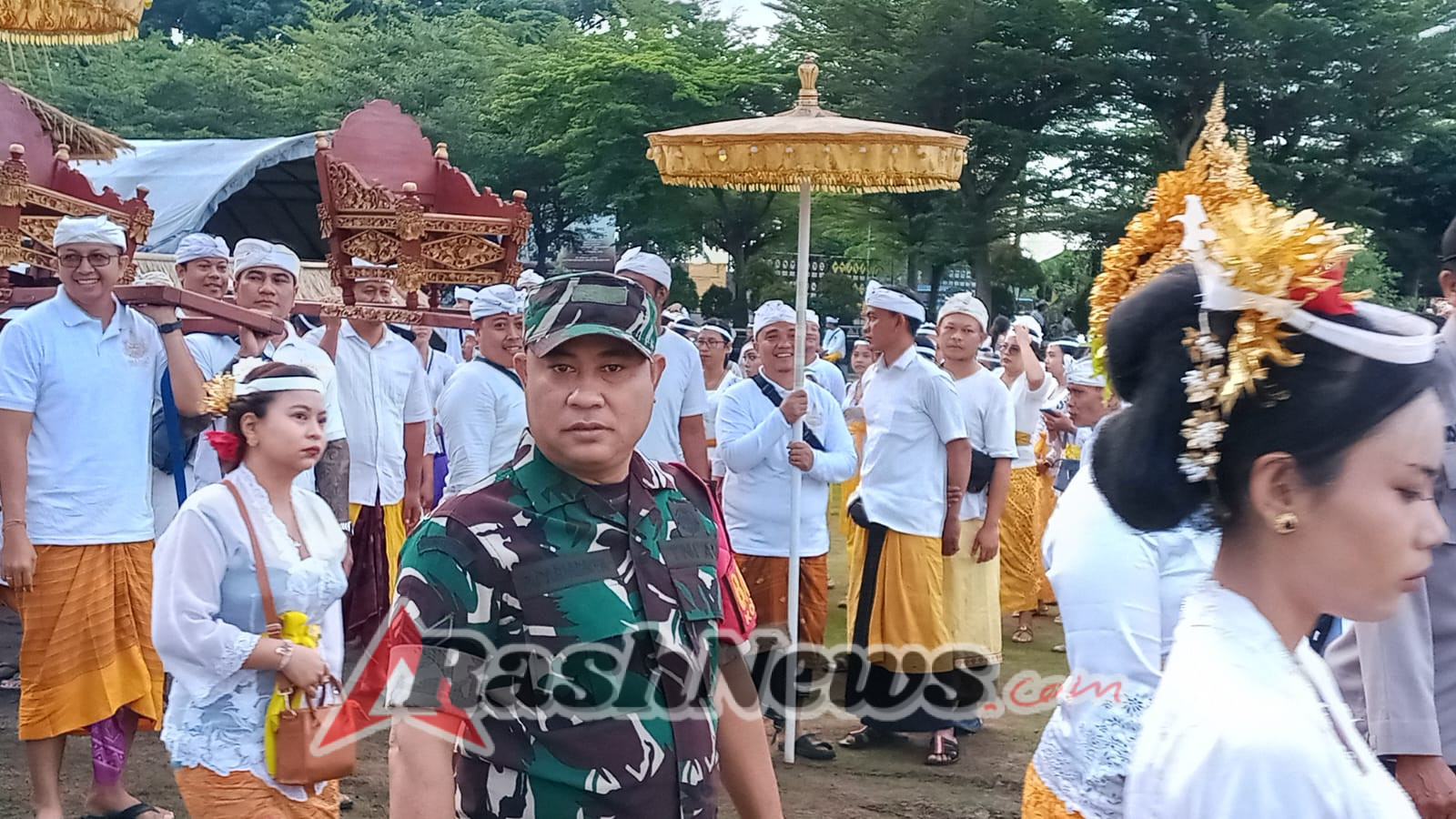 Babinsa Koramil Klungkung Bersama Bhabinkamtibmas Dan Pecalang Amankan Upacara Ngaben Dan Ngening
