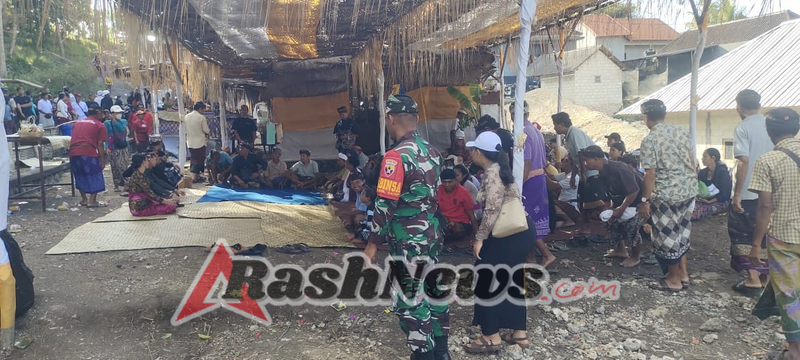 Berkunjung Ke Nusa Penida, Babinsa Kutampi Sampaikan Bupati Klungkung Hadiri Ngaben Massal Di Dusun Jurangaya