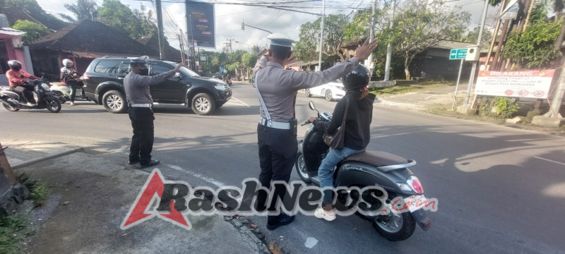 Tetap Semangat, Personel Polsek Abiansemal Atur Lalu Lintas Sore Di Simpang Padat Kendaraan
