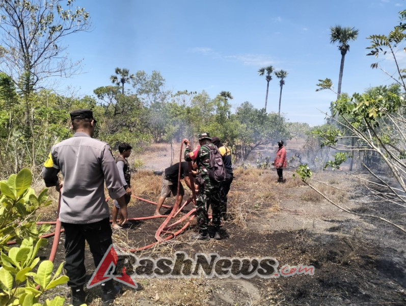 Babinsa 1623-08/Kubu ikut padamkan api kebakaran lahan.