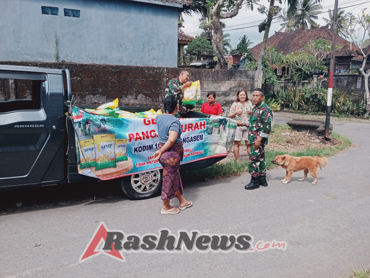 Babinsa 1623-02/Abang laksanakan penjualan beras SPHP ke desa-desa dalam rangka HUT TNI ke-80.