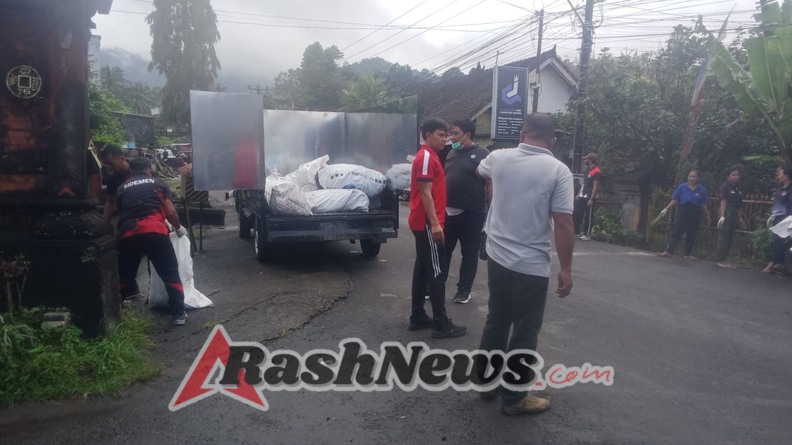 Babinsa 1623-04/Sidemen bergerak cepat tangani tumpukan sampah sisa banjir.