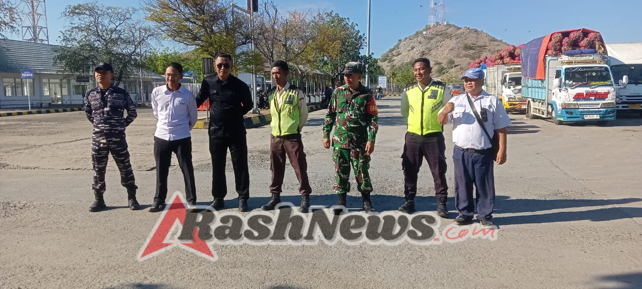 Babinsa Koramil 1628-04/Poto Tano Jaga Situasi Kondusif di Pelabuhan Penyeberangan
