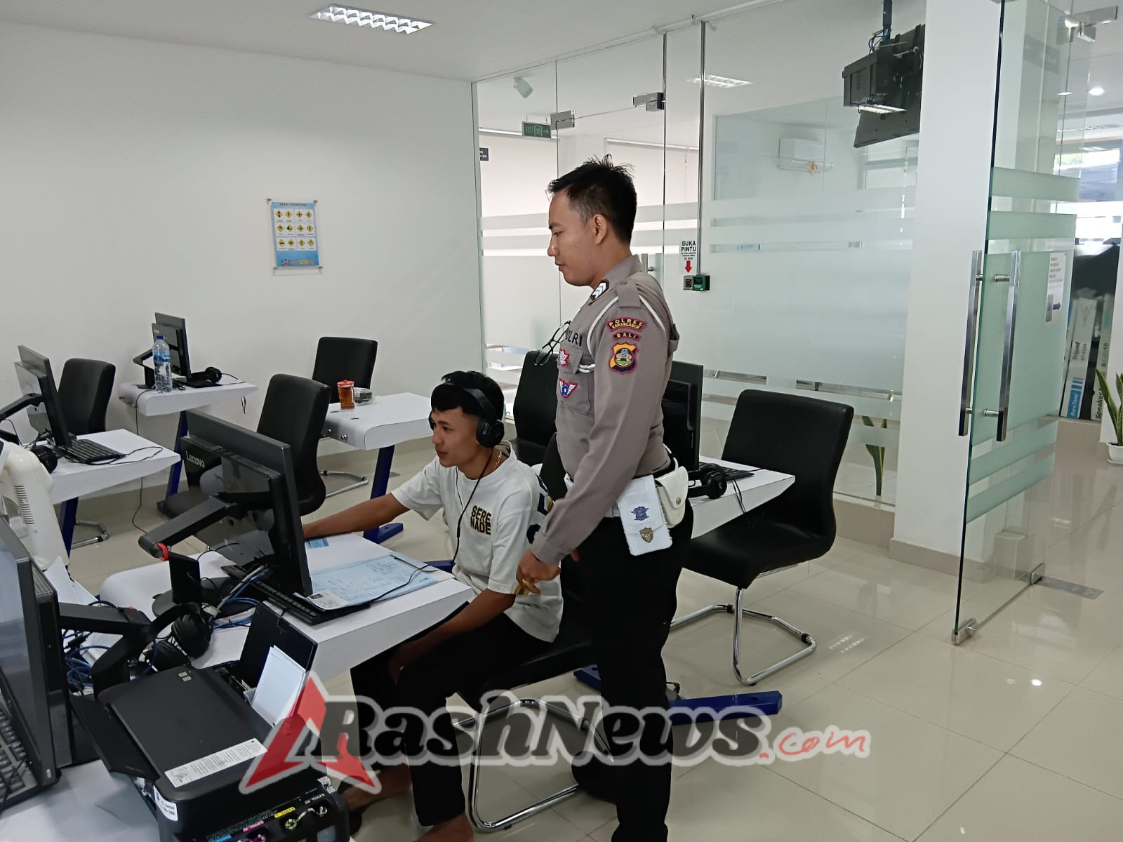 Personil Lantas Langsung Arahkan Dan Awasi Pelaksanaan Praktek Uji Kemahiran Mengemudi Bagi Pemohon SIM Baru