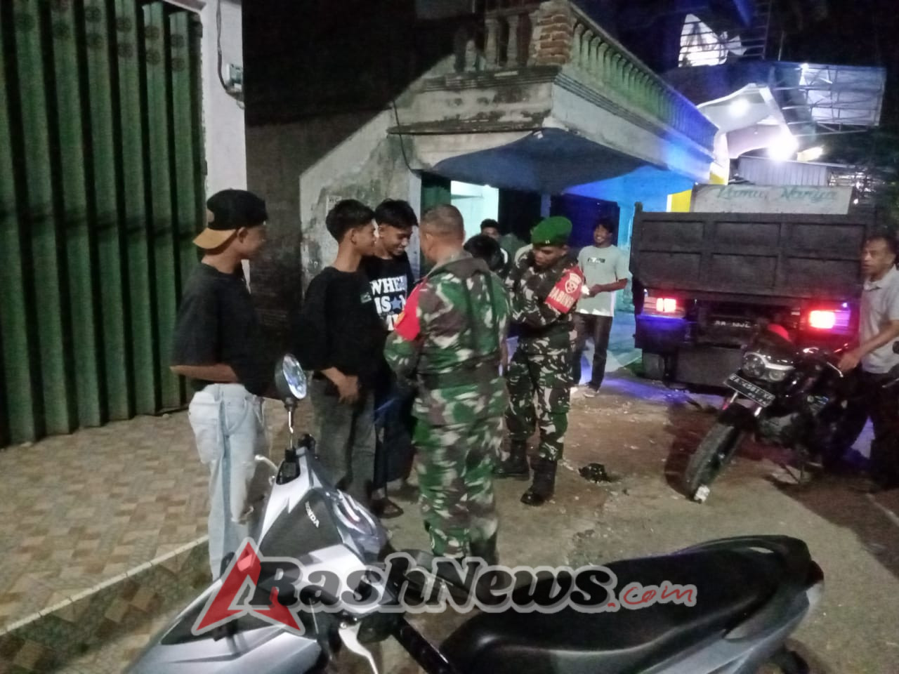 Kolaborasi Koramil dan Aparat Desa Perkuat Keamanan Lingkungan lewat Patroli Malam