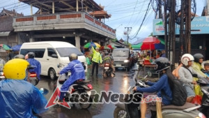 Cuaca Hujan, Personil Polsek Mengwi Tetap Lakukan Pengaturan Lalulintas Demi Terciptanya Kamseltibcarlantas