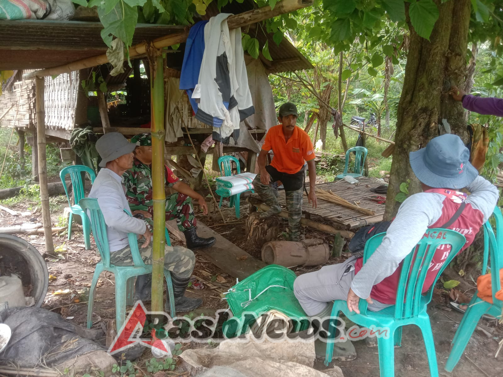 Babinsa Seteluk Aktif Bina Petani, Perkuat Silaturahmi dan Kerjasama di Desa Tapir