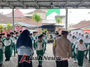 Polisi Sahabat Sekolah, Bhabinkamtibmas Bedulu Latihkan PBB Pelajar Harapan Bunda