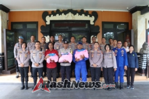Kapolres Gianyar Serahkan Tali Asih kepada Anggota Terdampak Banjir