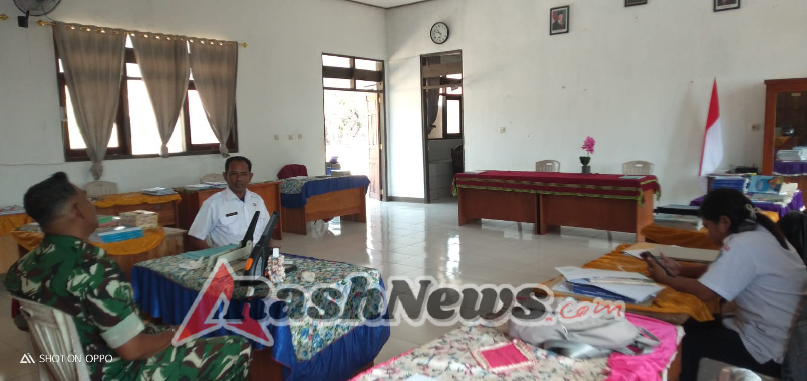 Babinsa Serda Roni Riberu Jalin Komsos dengan Guru SMPN 2 Sonimanu