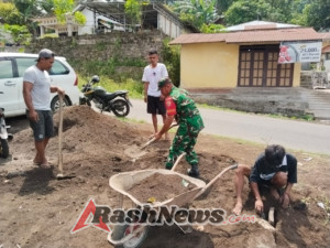 Sertu Ersan Bantu Warga Reworena Ringankan Beban Pekerjaan Pembangunan