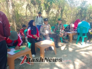 Babinsa Bersama Petugas Dinas Dampingi Vaksinasi Sapi di Desa Lamusung