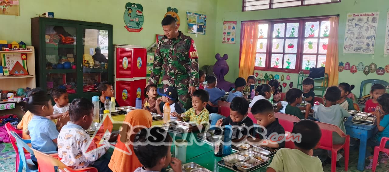 Babinsa Aktif Jaga Keamanan dan Ketertiban di Sekolah Saat Monitoring Belajar di Garasi