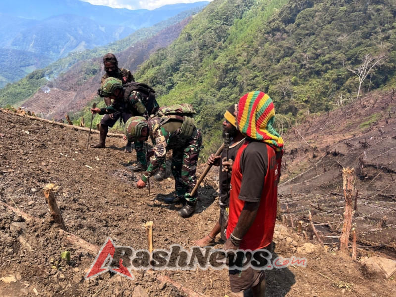 Satgas Yonif 743/PSY dan Masyarakat Kampung Ginnik Gotong Royong Buka Lahan