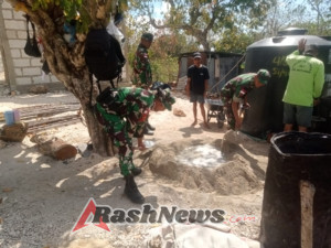 Babinsa Ba’a Gelar Karya Bakti, Bantu Warga Desa Tuanatuk Bangun Rumah