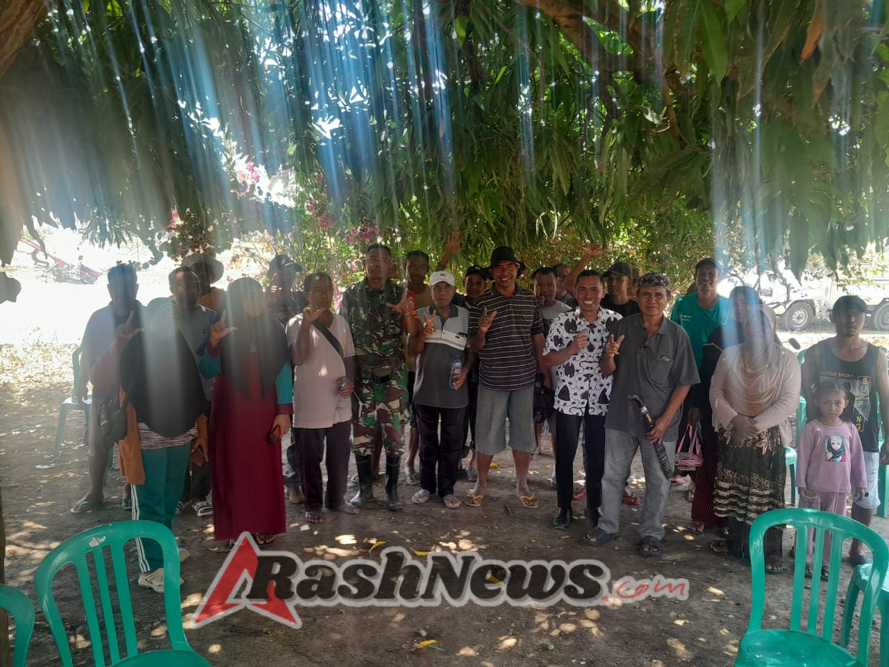 TNI Bersama Petani, Babinsa Aesesa Ikut Bahas Pengerjaan Parit Tersier 238,5 Meter