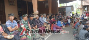 Patroli Sekaligus Melayat, Babinsa Bayung Gede Pererat Hubungan dengan Warga