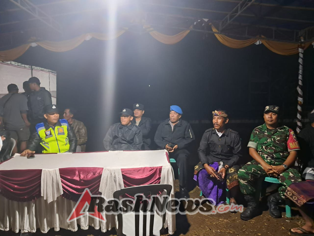 TNI-Polri Bersatu, Babinsa Landih Jaga Kondusifitas Acara Pelantikan Prajuru Desa Adat